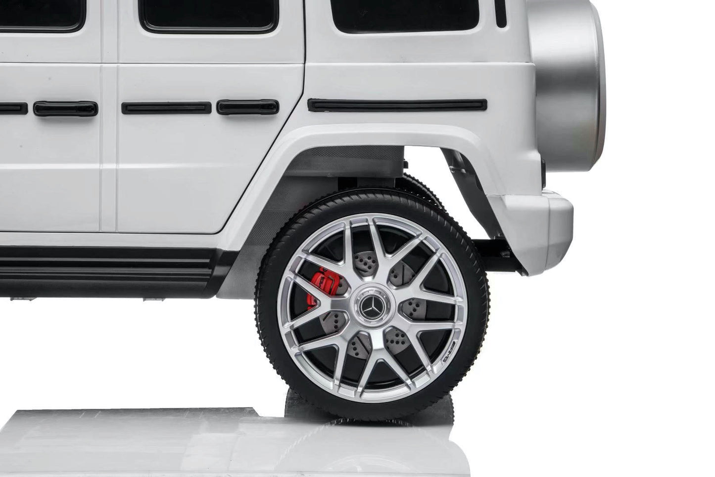 2 persoons Mercedes Wit G63 AMG, 24volt en 4x4 kinderauto